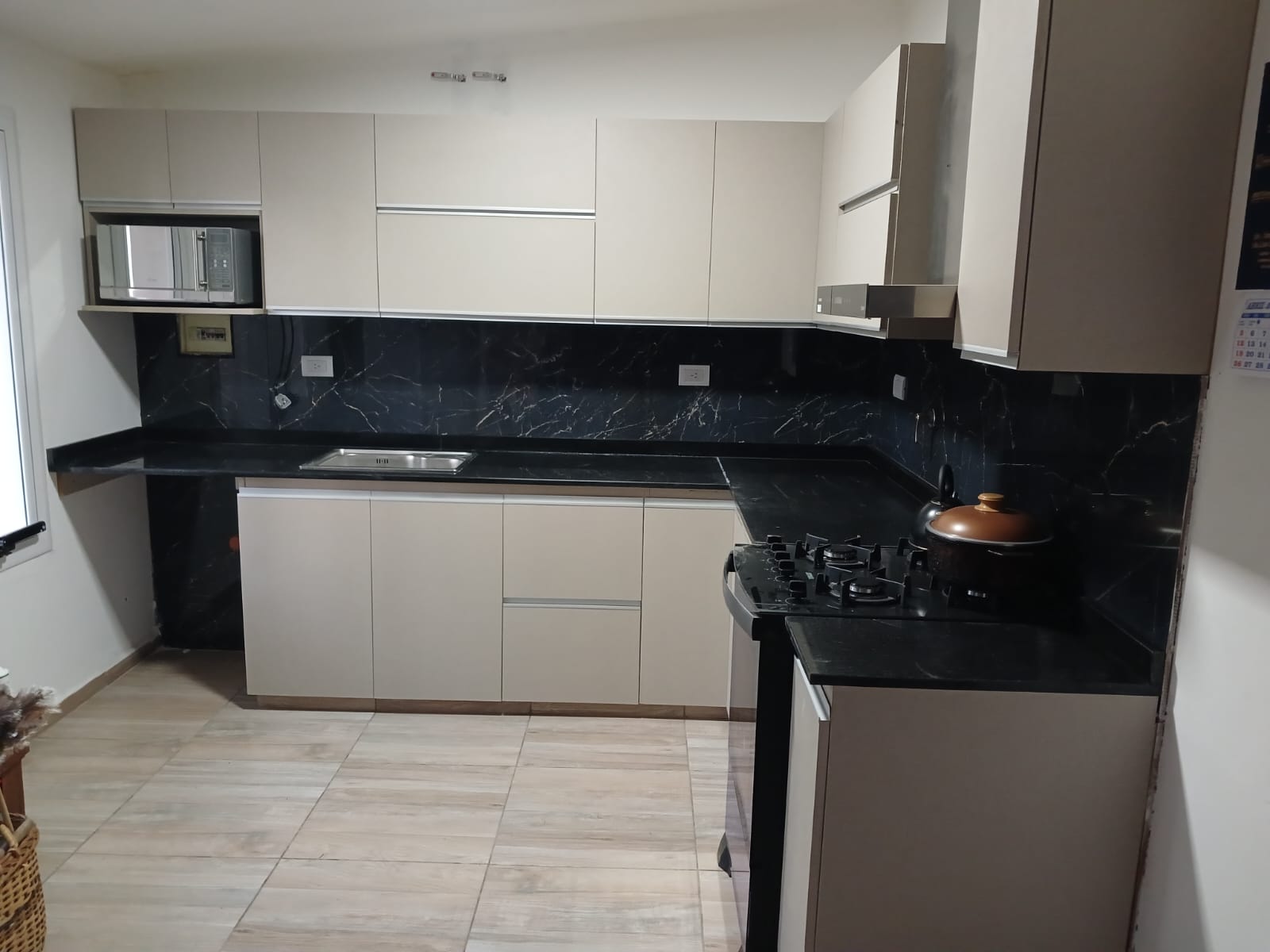 Amoblamiento de cocina a medida con mesada oscura
